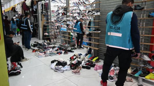 Contrabando: secuestraron 2.700 pares de zapatillas en Retiro