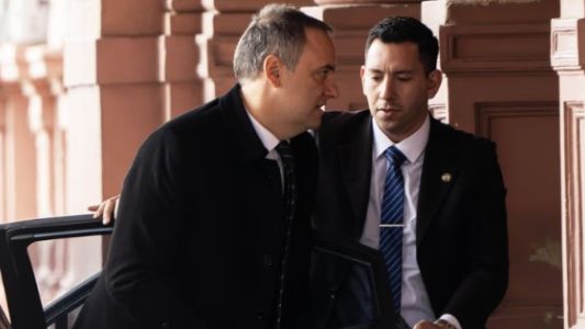 Pese a la presión de los aliados, en el entorno de Adorni descartan una renuncia o licencia