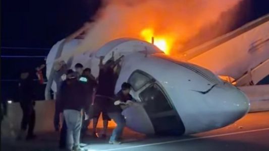 Una avioneta cayó en una autopista en Texas y se incendió