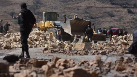Bolivia intenta salir de la crisis: liberan caminos y llegan camiones con combustible
