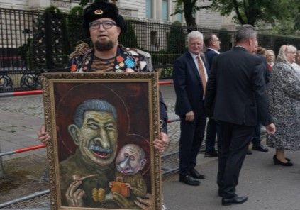 Asesinaron en Polonia a un caricaturista ruso crítico de Putin