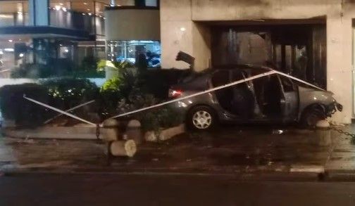 Fuerte choque en Recoleta: un auto se incrustó en el frente de un edificio en la avenida Alvear y se incendió