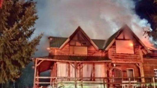 Un incendio destruyó un ex motel de Villa La Angostura: varias familias se quedaron sin hogar