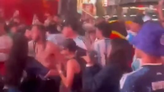Incidentes en Times Square: choques entre hinchas argentinos y argelinos en Nueva York