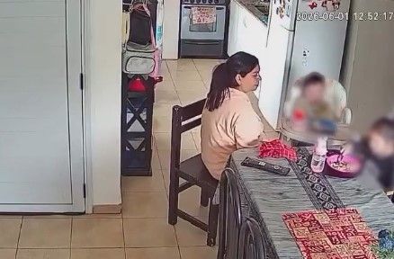 Dejó a sus hijos con la niñera y vio por las cámaras cuando les pegó para que coman