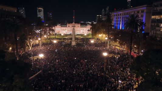 La Plaza de Mayo se convirtió en un epicentro de misa ricotera entre los primeros pogos y calles cerradas