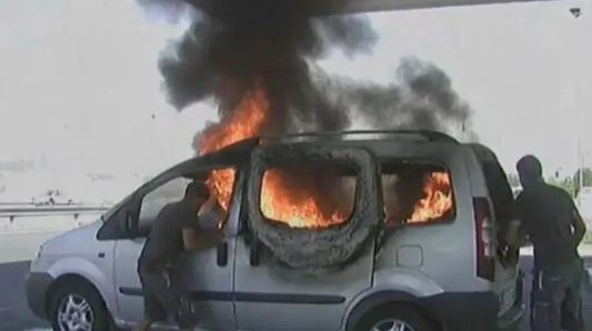 Italia: incendiaron un auto con cuatro trabajadores rurales extranjeros adentro