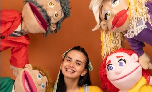 "Renata y los últimos": títeres para adultos, actuantes y músicos en vivo