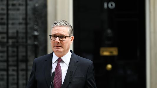 El primer ministro británico Starmer anunció su dimisión