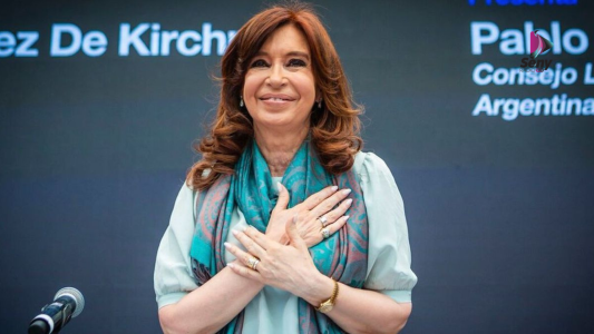 Militantes hacen vigilia en el Sanatorio Otamendi por la salud de Cristina Kirchner