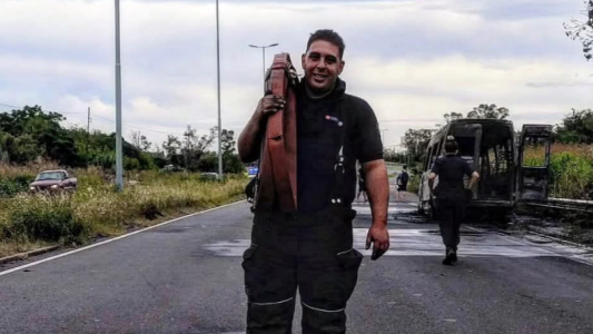 Un bombero que combatía un incendio murió atropellado