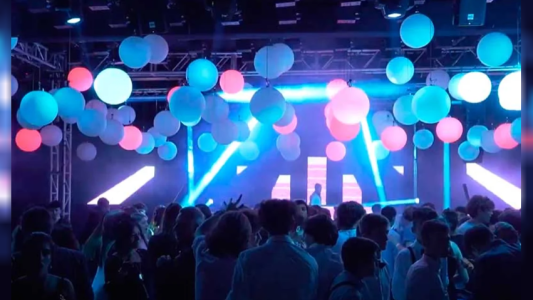 Denuncian que una mamá se robó el dinero de la fiesta de egresados y la gastó en el casino: eran 17 millones de pesos