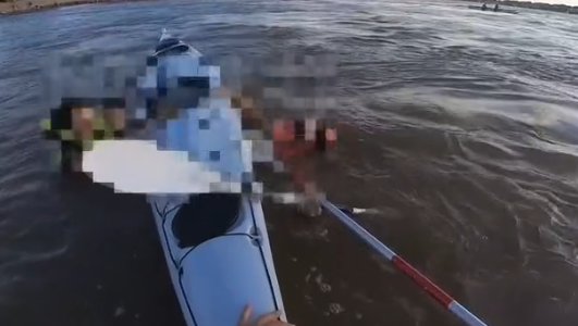 Kayakista héroe: Rescató a una familia que había caído al agua en Rosario