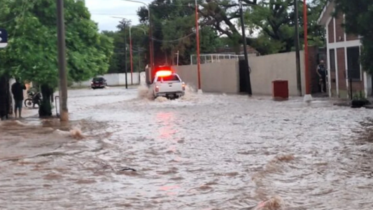 Alerta por temporal en Salta: inundaciones, calles anegadas y más de 200 evacuados