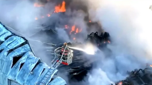 Impactante incendio en un depósito de logística de Benavídez