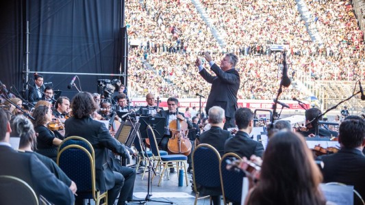 El argentino Carlos Vieu dirigió un concierto gratuito en el Estadio Nacional de Chile ante más de 40 mil personas