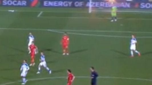 Video: bengala impactó sobre un arquero, lo cambiaron y siguió el partido