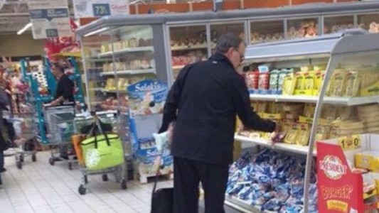 #EsViral: furor por la foto de Bielsa de compras en un supermercado