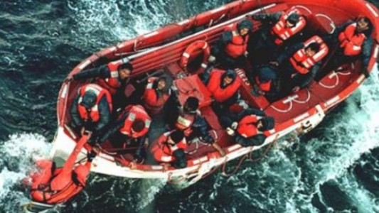 Murieron 54 personas al hundirse buque ruso