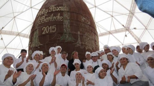 Bariloche: una multitud pudo comer un huevo de Pascuas de más de 10 metros