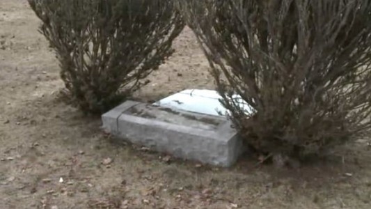 Murió aplastado por la lápida de su suegra