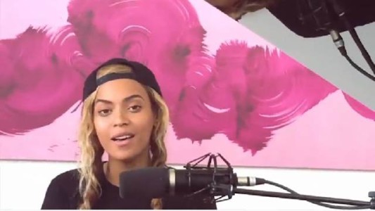 Con un video casero en Facebook, Beyoncé adelantó una canción de amor