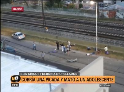 Corría picadas y atropelló a un grupo de jóvenes: un muerto