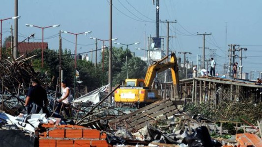 Desalojan cerca de 7 mil puestos instalados en el predio La Salada