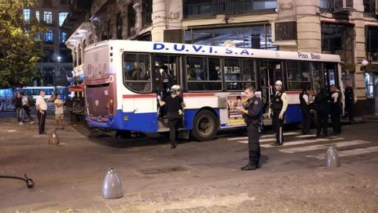 Ocho heridos al incrustarse un colectivo en un local en el Centro