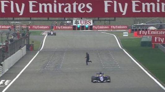 Se cruzó en la pista de ensayo de la F1 y casi provoca una tragedia