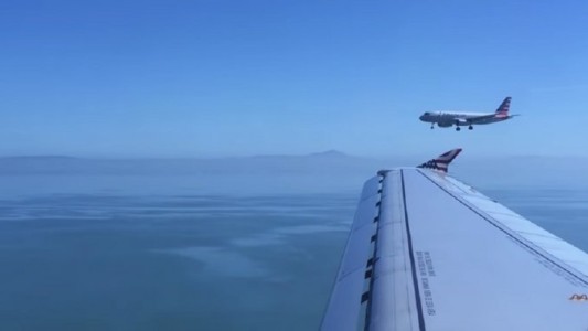 Dos aviones aterrizaron al mismo momento en un aeropuerto