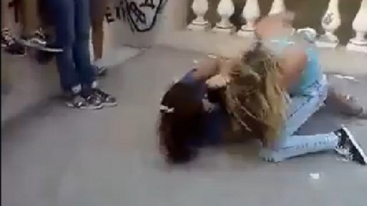 Violenta pelea de dos chicas, mientras sus amigos aplauden