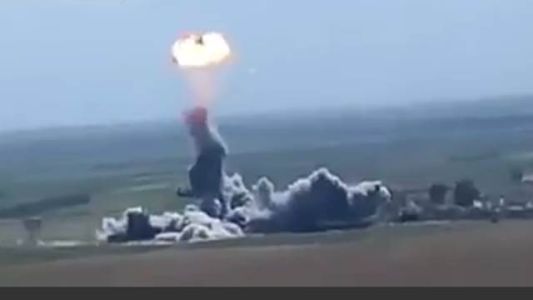 Un coche bomba pisó una mina antipersonal y estalló en el aire