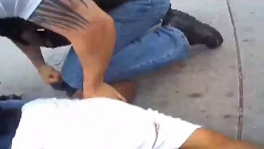 Video: policía mata a un hombre desarmado al "confundirse" de arma