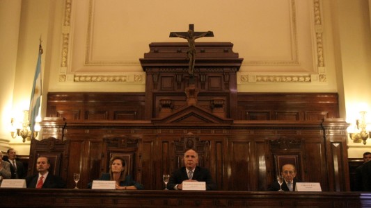 Se van a Estados Unidos dos niñas reclamadas por su padre