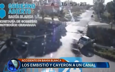 Un auto los embistió y cayeron a un canal