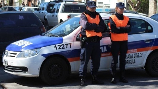 Ladrones rocían con alcohol y prenden fuego al empleado de un comercio