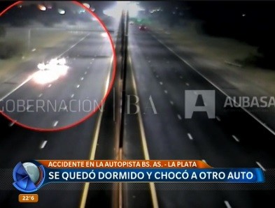 Se quedó dormido y chocó a otro auto en la autopista