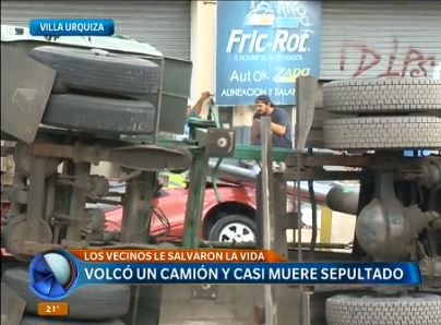 Volcó un camión y casi muere sepultado