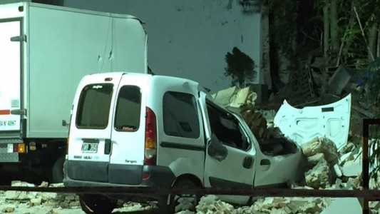 Mataderos: se derrumbó la pared de una estación de servicio sobre varios autos
