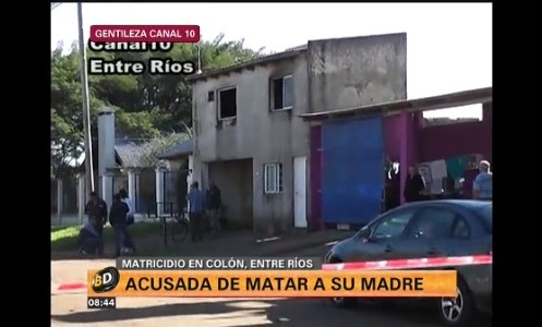 Una chica está acusada de matar a su madre junto a su novio, robarle $80 mil y quemar su casa