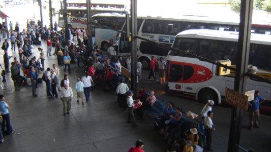 Procesan a un hombre por tocarle la cola a una mujer en un ómnibus