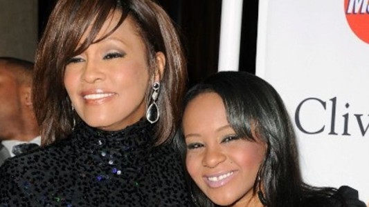 Aseguran que la hija de Whitney Houston despertó del coma
