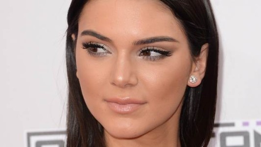 Kendall Jenner sigue el camino curvilíneo de su hermana mayor Kim Kardashian