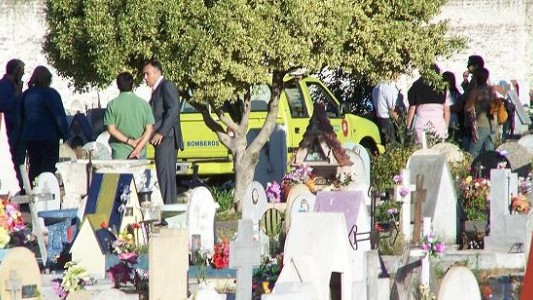Un ladrón se disfrazó de sepulturero para ir al funeral de su abuela y lo atraparon