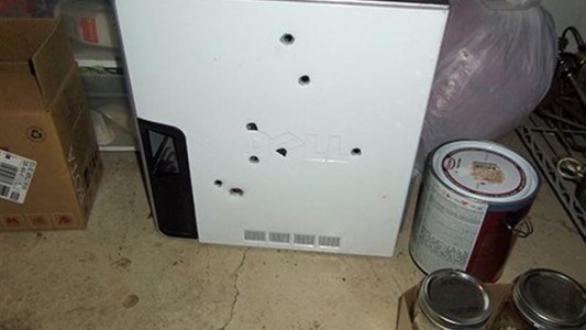 La computadora no le andaba bien: se hartó y le pegó 8 tiros