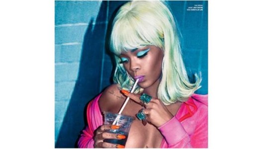 Rihanna, una rubia en topless con estilo pinup