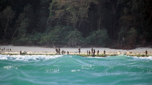 La historia de la tribu que no conoce el fuego y vive aislada hace 60 mil años