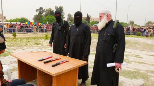 ISIS le cortó los dedos a 9 personas por usar teléfono celular en Irak