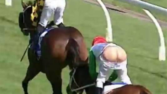 El jockey que perdió sus pantalones, mostró la cola, pero igual pudo terminar la carrera